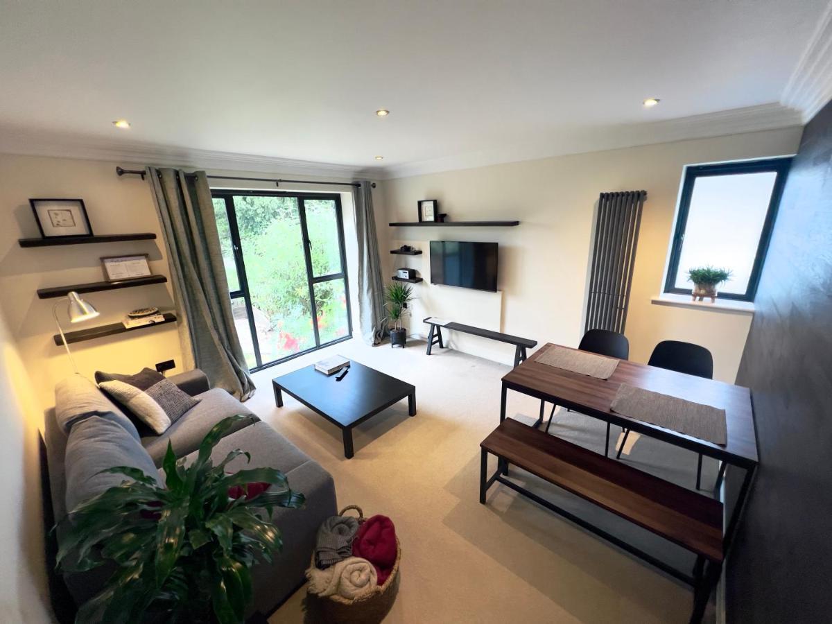 Modern And Cozy 2-Guest Flat With Gated Parking Apartment Kingston upon Thames  Ngoại thất bức ảnh