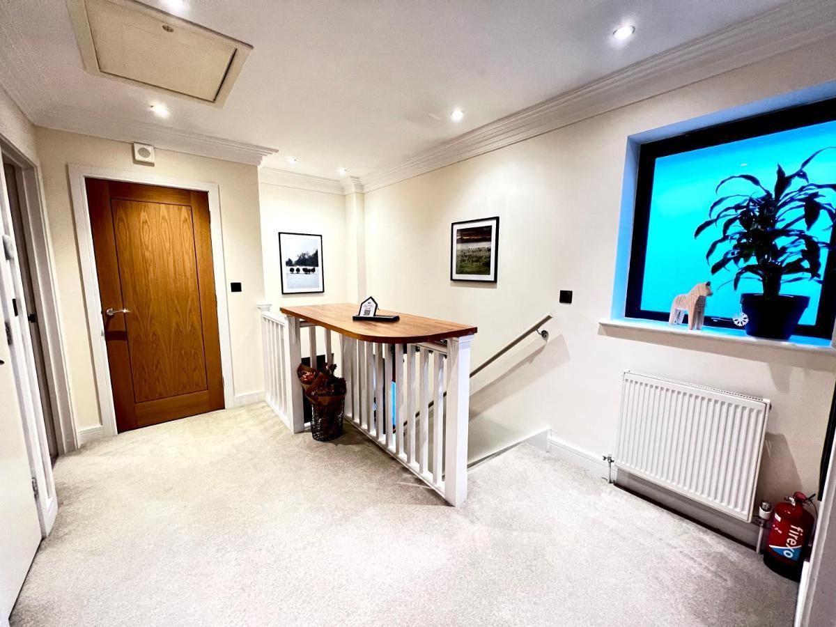 Modern And Cozy 2-Guest Flat With Gated Parking Apartment Kingston upon Thames  Ngoại thất bức ảnh
